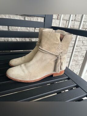 Frye Tina Whipstitch Fawn Tan Suede Pull On Fringe Booties Size 8.5